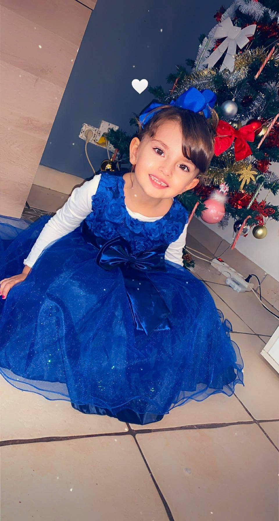 Annabella participe au concours pour gagner de l'argent avec cette photo : christmas_tree, day_dress, dress, electric_blue, event, eye, fashion, fashion_design, formal_wear, fun, happy, joy, magenta, ornament, person, purple, sitting, sleeve, smile, textile