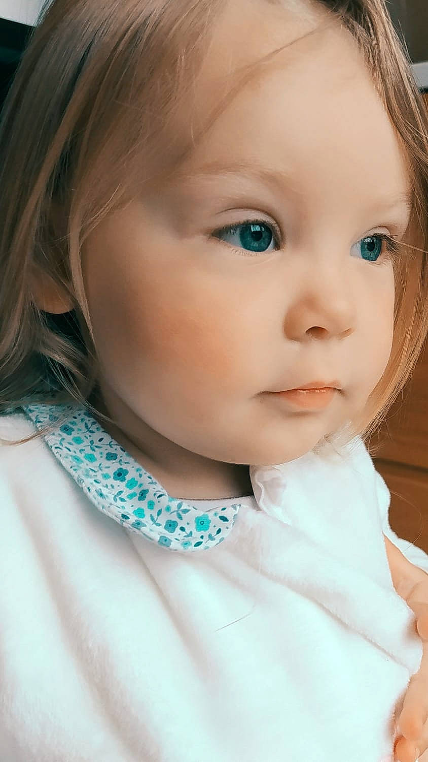 Alice a rejoint le concours — aidez-le/la à gagner de superbes lots ! azure, brown_hair, cheek, child, chin, close_up, eyebrow, eyelash, facial_expression, iris, jaw, lip, long_hair, neck, nose, outerwear, person, pink, skin, sleeve