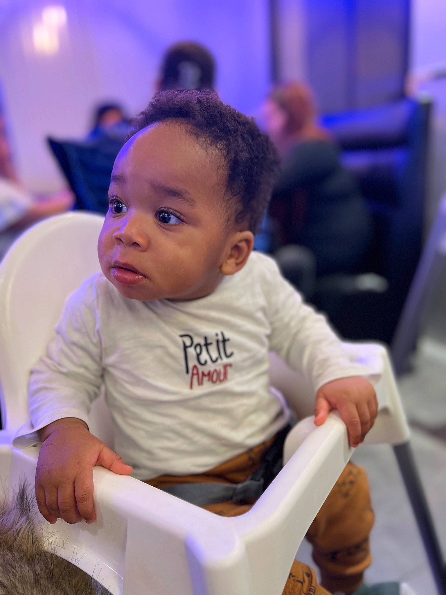 Isaïah a rejoint le concours — aidez-le/la à gagner de superbes lots ! baby, blue, chair, cheek, child, event, fun, happy, leisure, person, photography, reading, recreation, room, sitting, snapshot, toddler