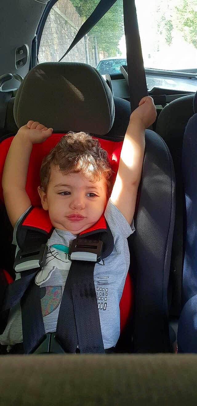 Louay a rejoint le concours — aidez-le/la à gagner de superbes lots ! auto_part, baby_in_car_seat, car, car_seat, child, family_car, head_restraint, person, seat_belt, steering_wheel, toddler, vehicle