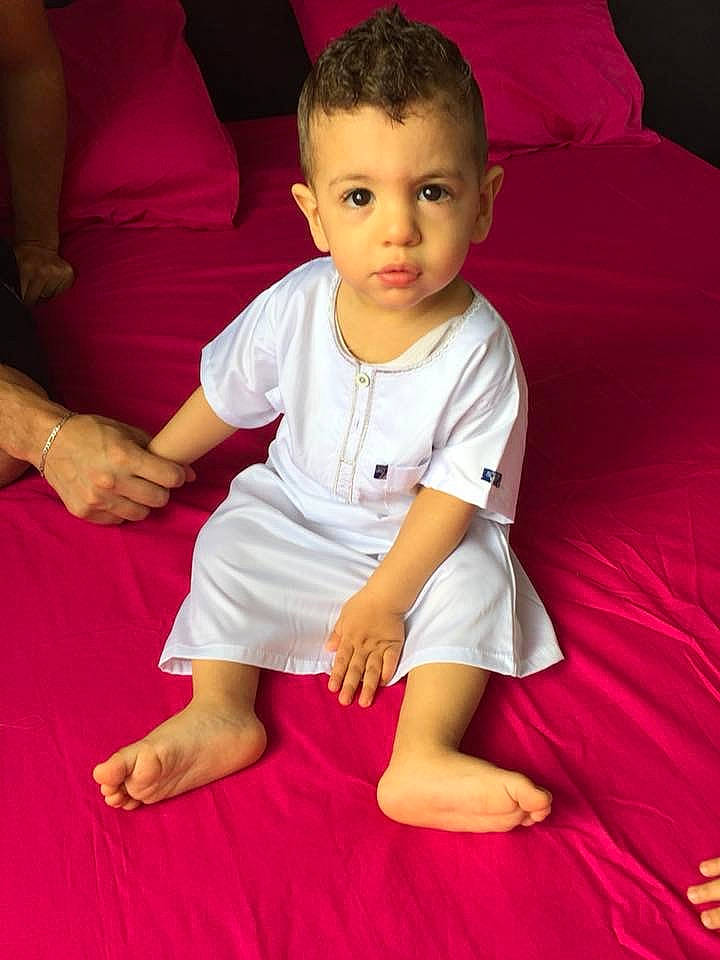 Louay a rejoint le concours — aidez-le/la à gagner de superbes lots ! arm, cheek, child, finger, leg, magenta, person, pink, sitting, skin, smile, toddler