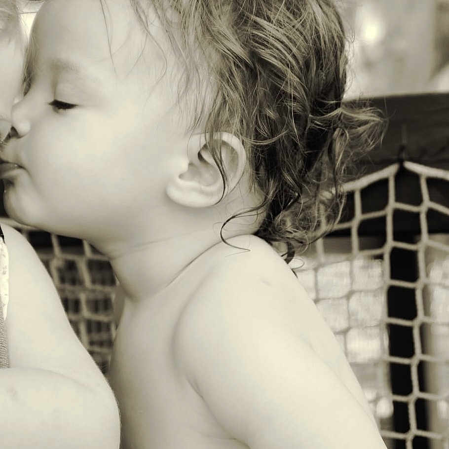 Liv participe au concours pour gagner de l'argent avec cette photo : affection, arm, baby, child, close_up, curly_hair, cute, emotion, innocence, kiss, netting, outdoor, portrait, profile, sepia, skin, soft_light, tender_moment, toddler, young_child