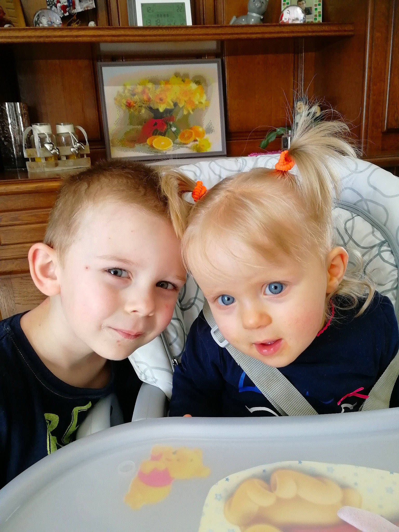 Alizée a rejoint le concours — aidez-le/la à gagner de superbes lots ! chair, cheek, child, dress, eye, facial_expression, fun, hair, hairstyle, happy, iris, joy, organ, person, picture_frame, plate, skin, smile, table, tableware