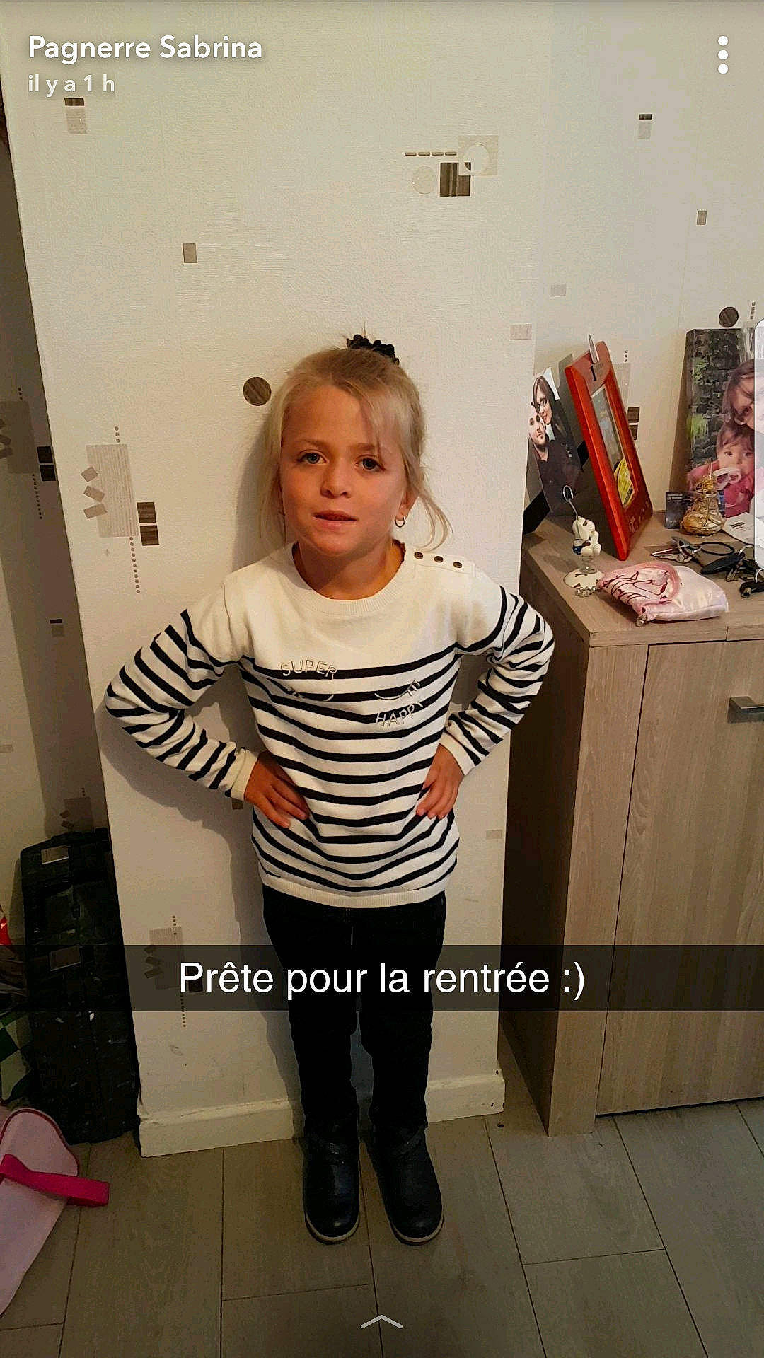 Lénna a rejoint le concours — aidez-le/la à gagner de superbes lots ! child, clothing, cool, costume, day, flooring, fun, girl, hair, human_hair_color, joint, organ, outerwear, person, product, shoulder, smile, socialite, standing, t_shirt