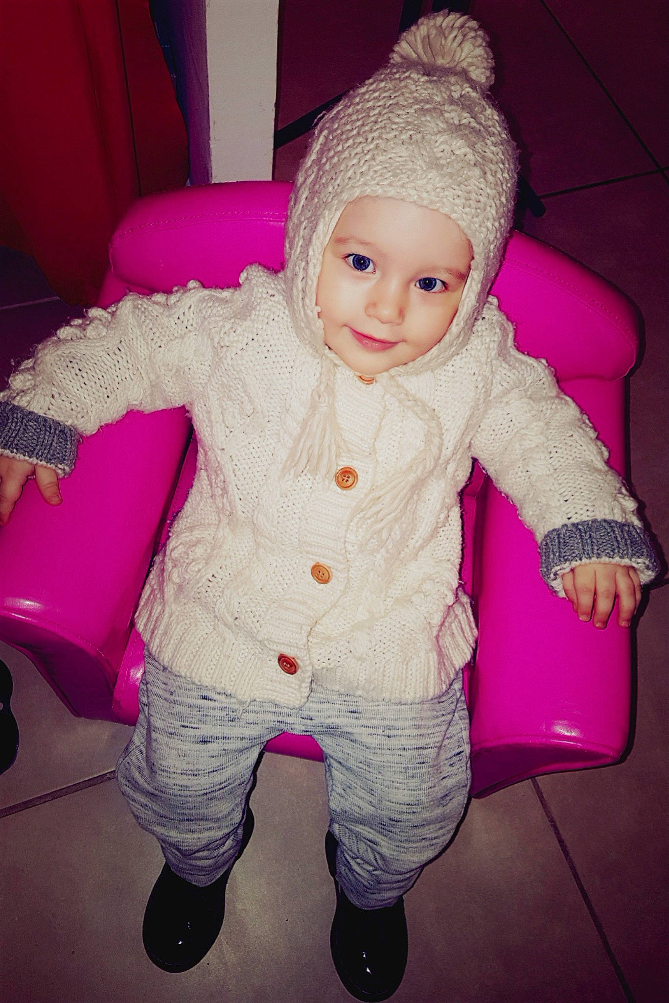 Liana Irena a rejoint le concours — aidez-le/la à gagner de superbes lots ! blond, child, eye, fun, girl, hair, headgear, human_hair_color, infant, knitting, magenta, organ, outerwear, person, pink, purple, skin, smile, standing, textile