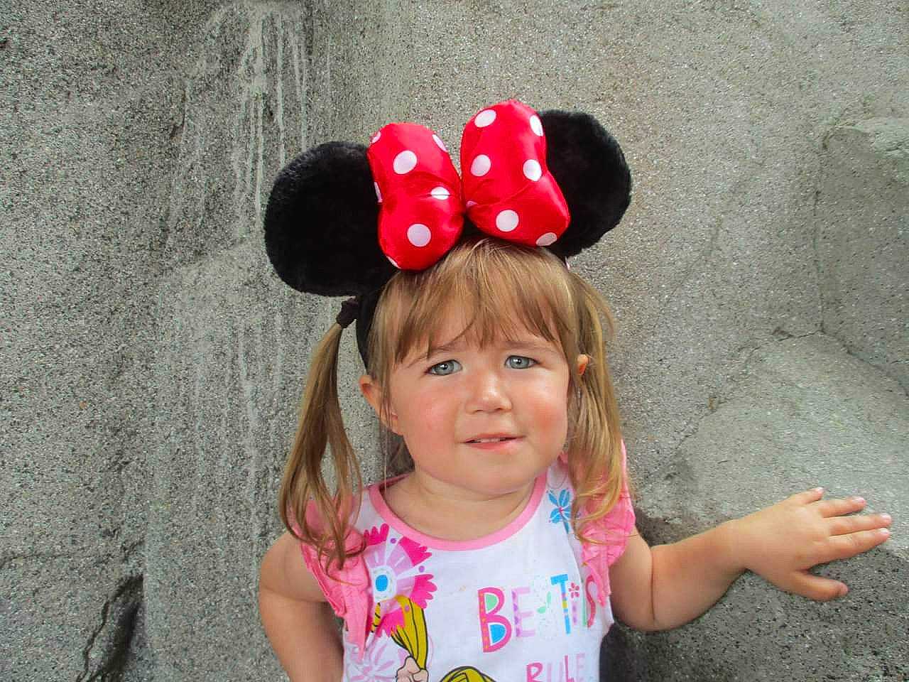 Sidney participe au concours pour gagner de l'argent avec cette photo : child, costume_accessory, costume_hat, ear, fashion_accessory, hair_accessory, hat, headgear, joy, person, pink, polka_dot, toddler