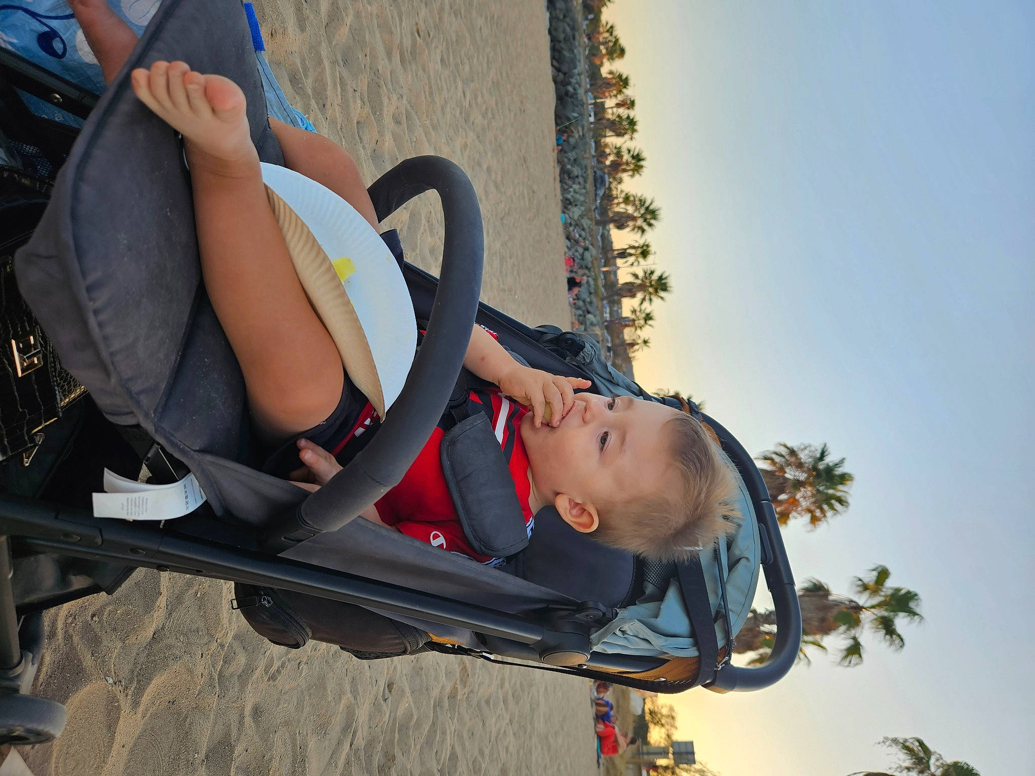 Aylan a rejoint le concours — aidez-le/la à gagner de superbes lots ! adventure, auto_part, automotive_design, automotive_exterior, elbow, eyewear, fun, human_leg, knee, landscape, leisure, person, personal_protective_equipment, recreation, sandal, shorts, sky, thigh, tire, travel