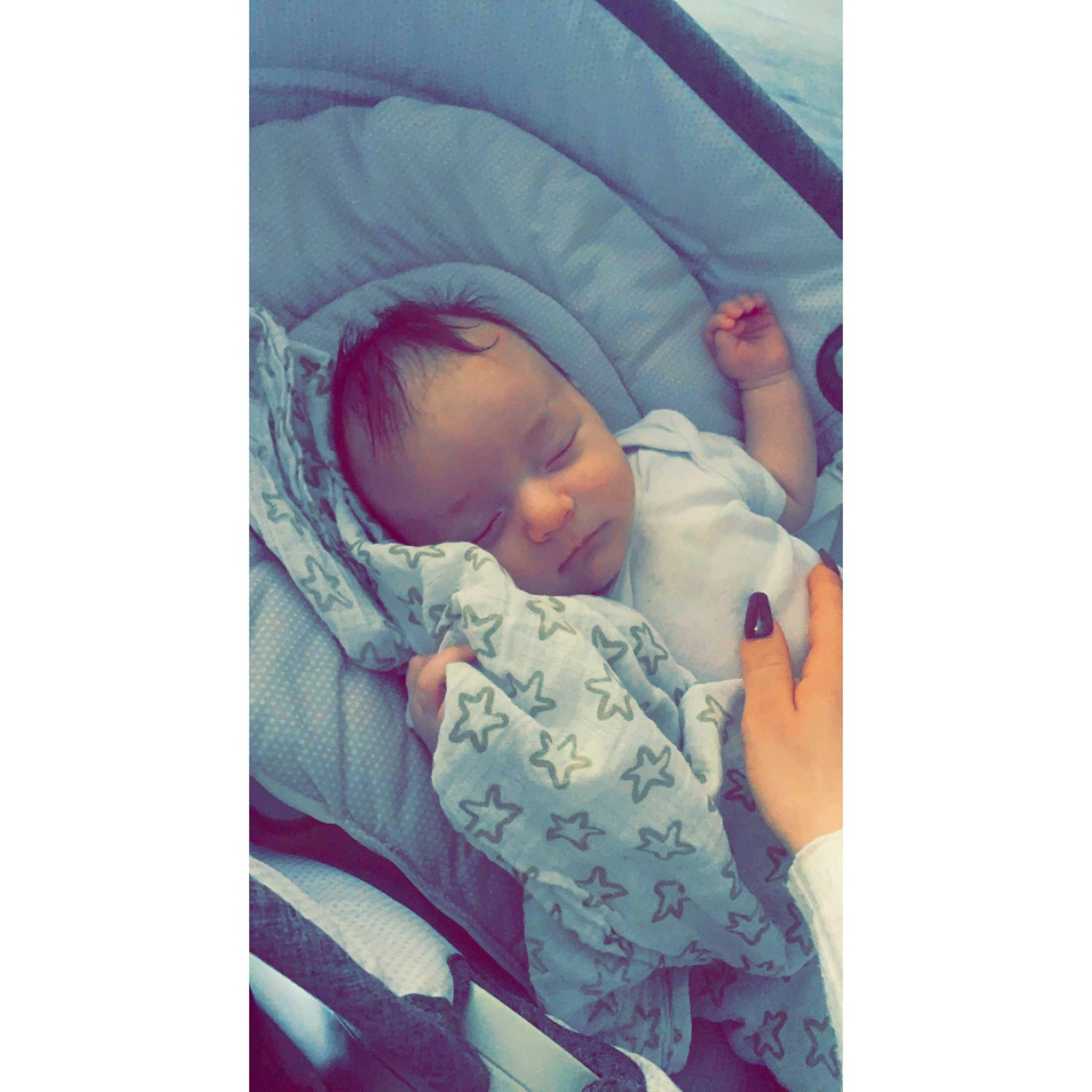 Aylan participe au concours pour gagner de l'argent avec cette photo : baby, baby_products, baby_sleeping, baby_toddler_clothing, bed, bedding, bedtime, cloud, comfort, electric_blue, font, happy, linens, love, nap, person, room, sitting, sleep, sleeve