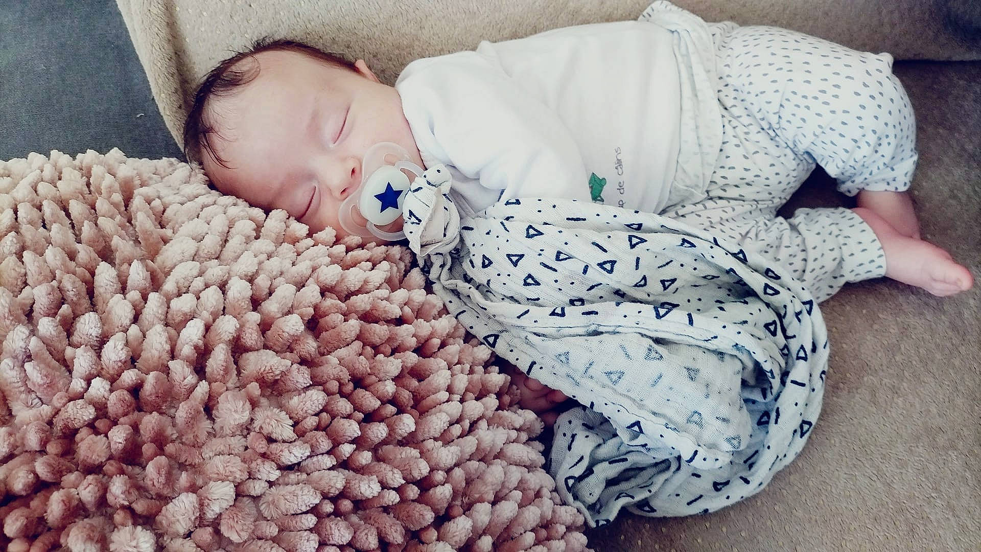Aylan participe au concours pour gagner de l'argent avec cette photo : baby_sleeping, baby_toddler_clothing, bean, bedding, child, comfort, fruit, human_leg, ingredient, linens, natural_foods, pattern, person, produce, sitting, sleeve, superfood, textile, toddler, vegetable