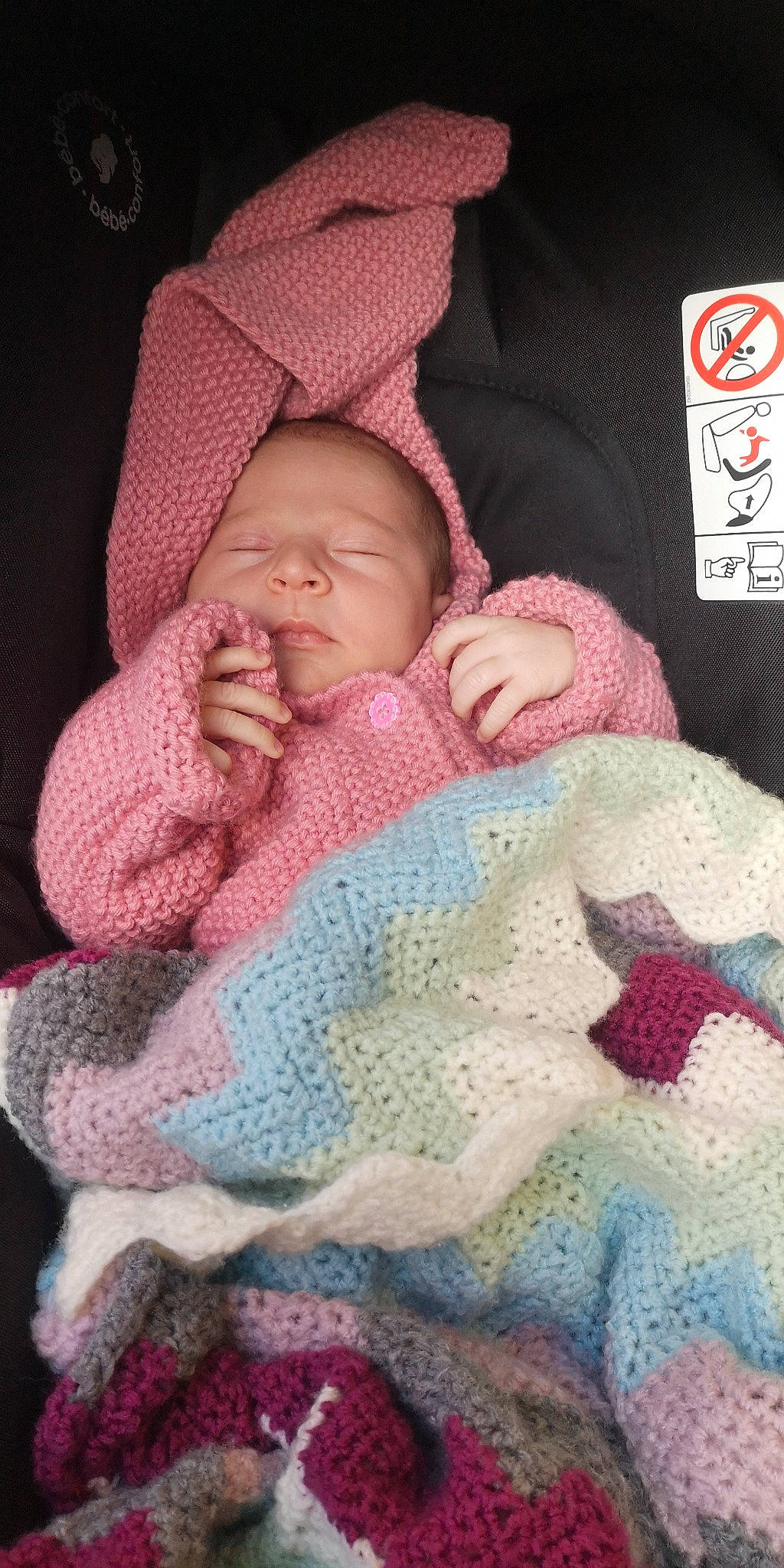 Harmonie a rejoint le concours — aidez-le/la à gagner de superbes lots ! art, baby, baby_sleeping, bedtime, blanket, child, craft, creative_arts, crochet, knitting, linens, nap, pattern, person, pink, sleep, textile, toddler, wool, woolen