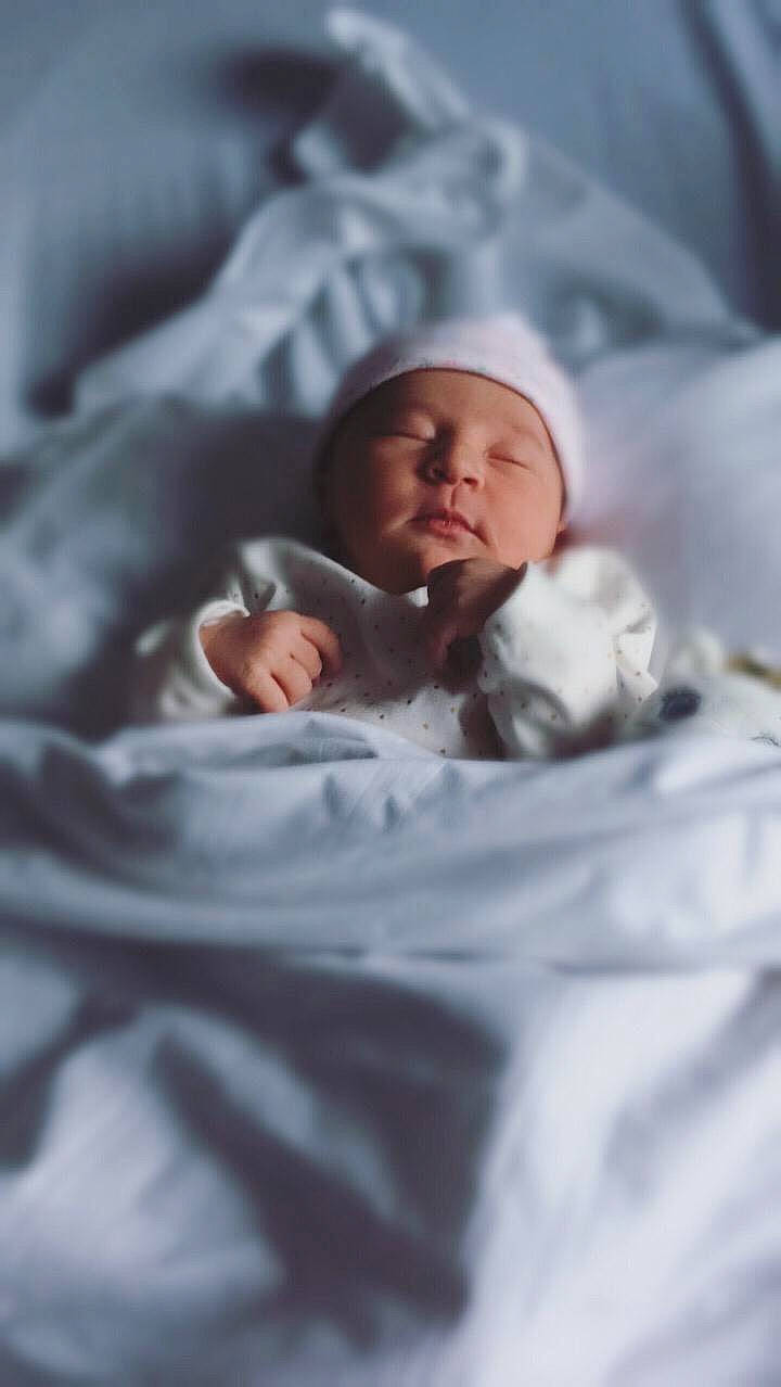 Harmonie a rejoint le concours — aidez-le/la à gagner de superbes lots ! baby, bed, bedtime, birth, child, childbirth, comfort, person, photograph, photography, sleep, toddler