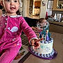 Iris participe au concours pour gagner de l'argent avec cette photo : child, toddler, birthday_cake, cake, frosting, pink_pajamas, pointing, indoor, kitchen, smile, face, table, refrigerator, magnets, birthday_decoration, frozen_characters, snowflake, number_two_candle, toy_figures, portrait