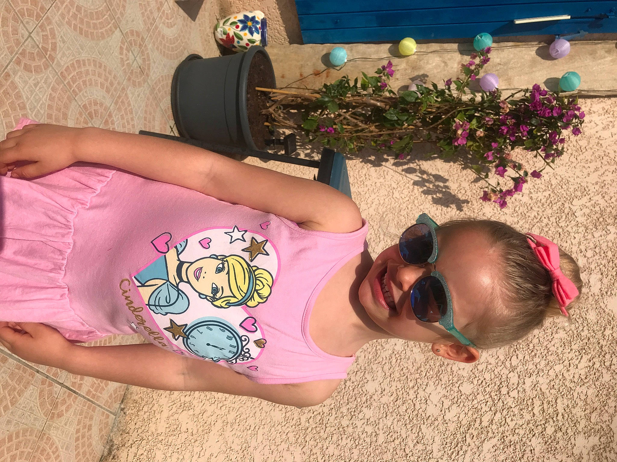 Alyssia participe au concours pour gagner de l'argent avec cette photo : abdomen, chest, elbow, fun, grass, happy, hat, human_leg, joint, knee, leg, leisure, muscle, person, pink, plant, sunglasses, t_shirt, thigh, trunk