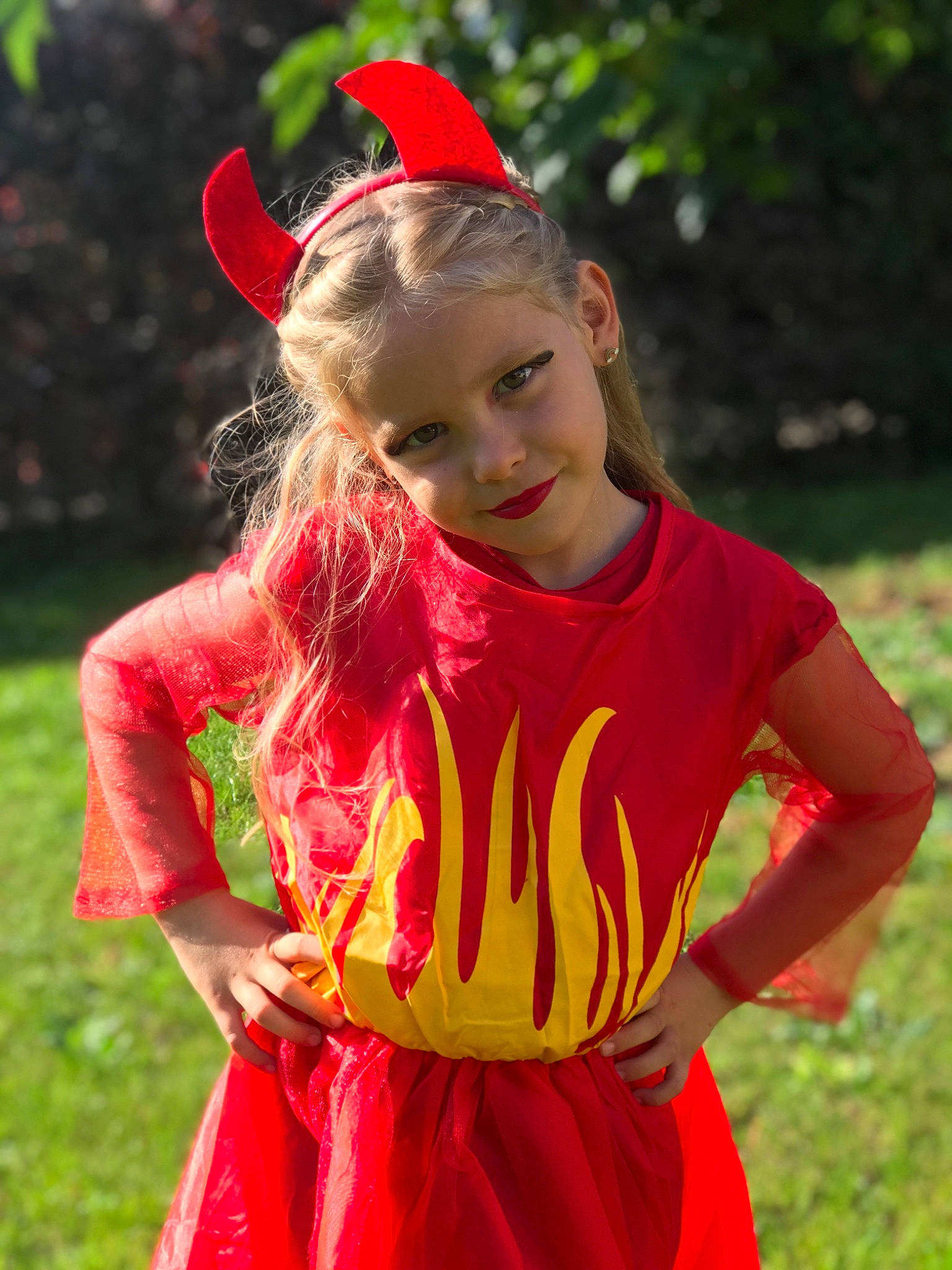 Alyssia a rejoint le concours — aidez-le/la à gagner de superbes lots ! baby_toddler_clothing, blond, child, clothing, costume, event, eye, fun, grass, happy, head, headband, headpiece, jewellery, joy, magenta, people_in_nature, person, pink, recreation