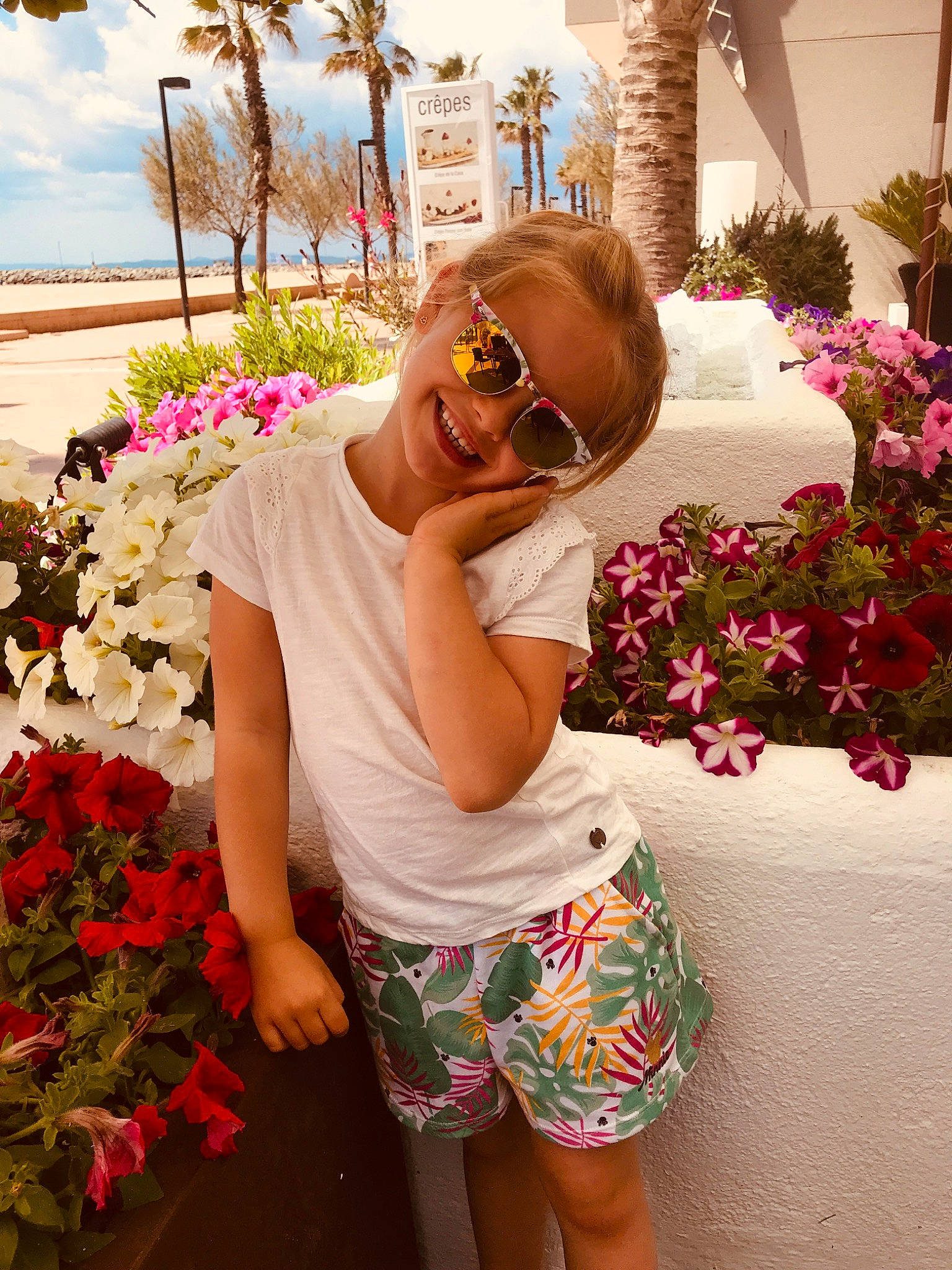 Alyssia participe au concours pour gagner de l'argent avec cette photo : botany, eyewear, flower, glasses, happy, joy, magenta, orange, person, petal, photograph, pink, plant, red, shorts, shoulder, summer, sunglasses, thigh, vision_care