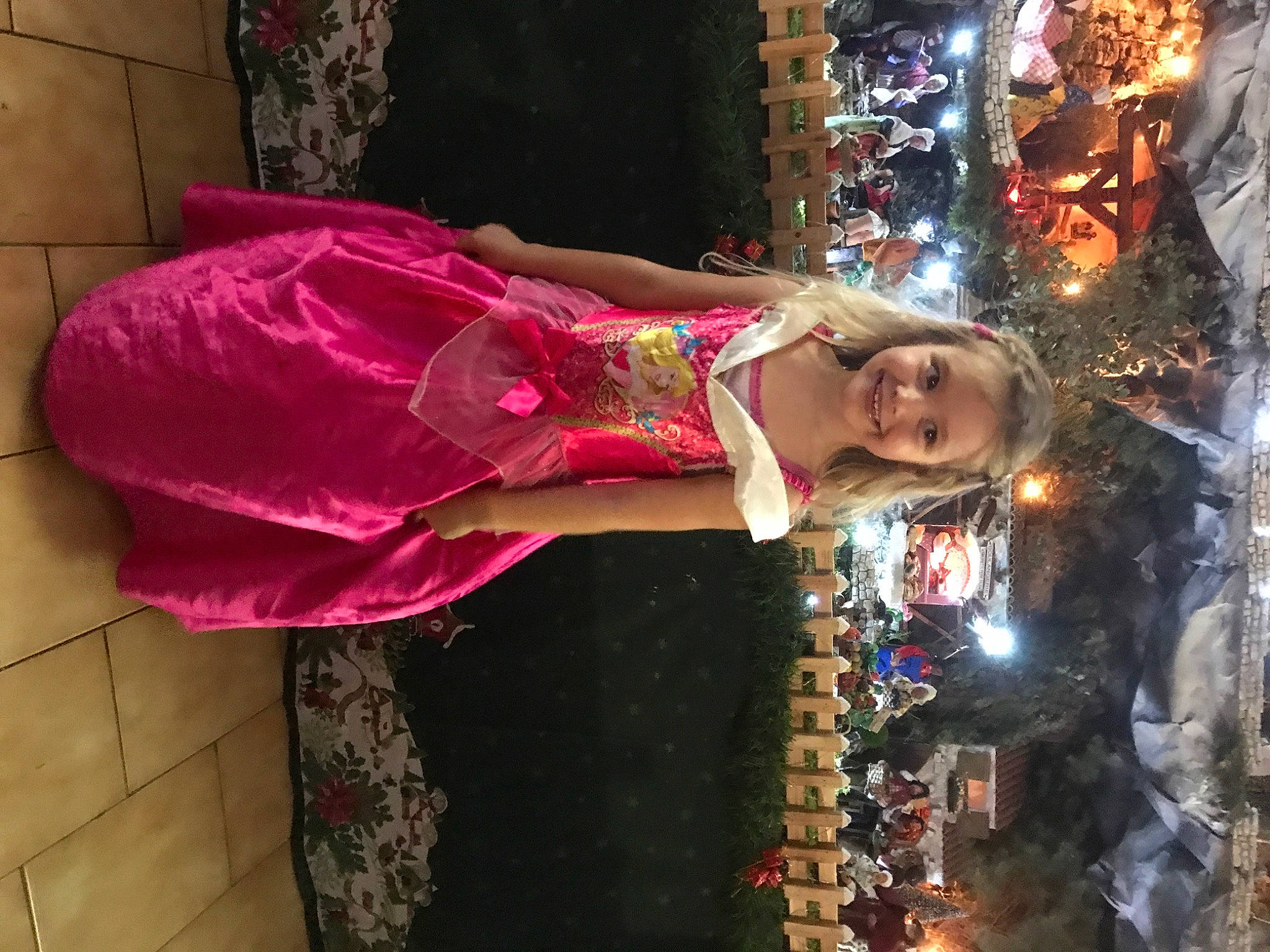 Alyssia participe au concours pour gagner de l'argent avec cette photo : christmas, christmas_decoration, christmas_ornament, decoration, embellishment, event, fashion_design, fun, happy, holiday, joy, magenta, pattern, peach, person, pink, plant, purple, smile, temple