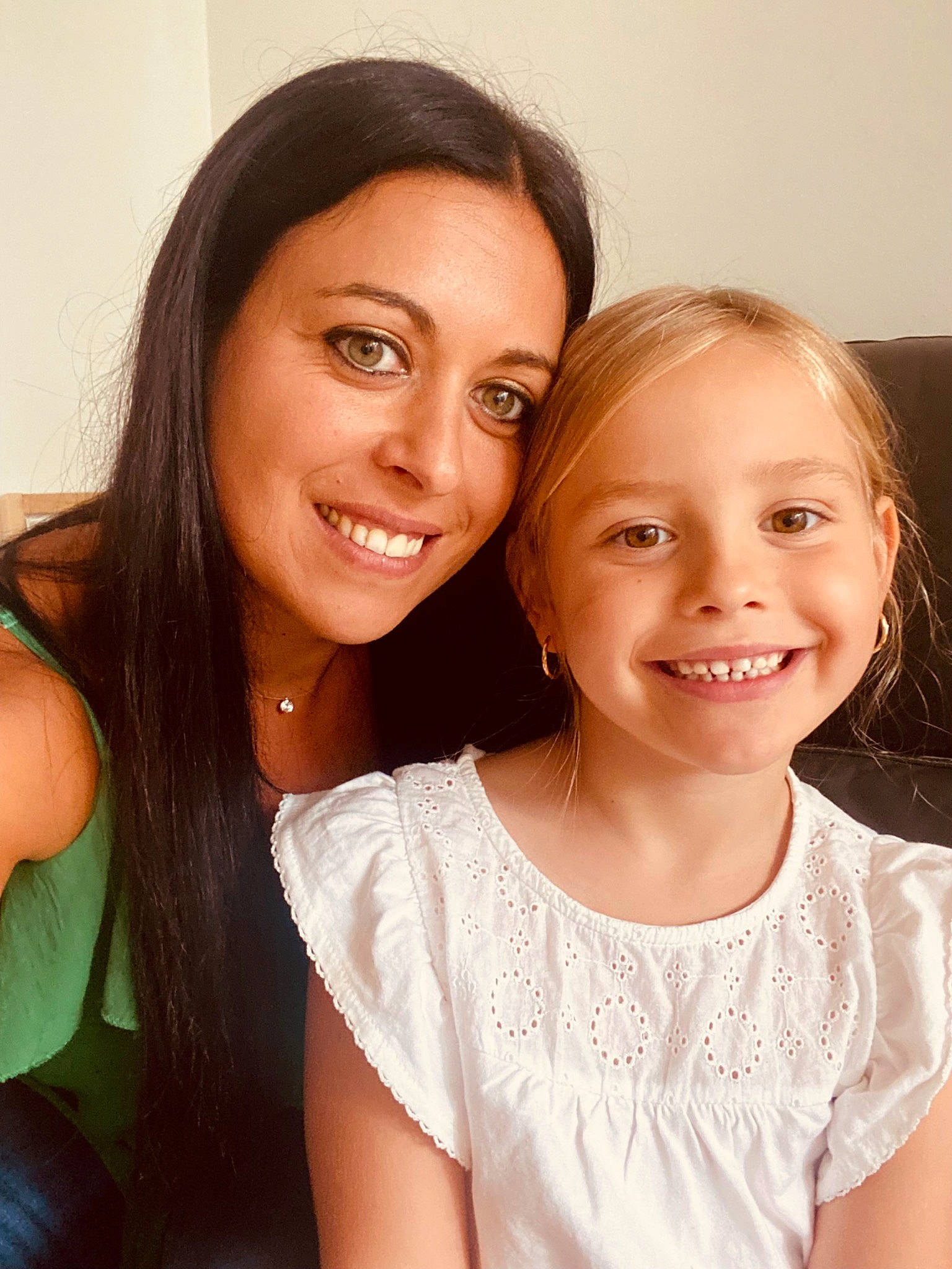 Alyssia participe au concours pour gagner de l'argent avec cette photo : beauty, cheek, chin, eyebrow, eyelash, face, facial_expression, flash_photography, fun, gesture, happy, iris, joy, lip, long_hair, neck, organ, people, person, shoulder