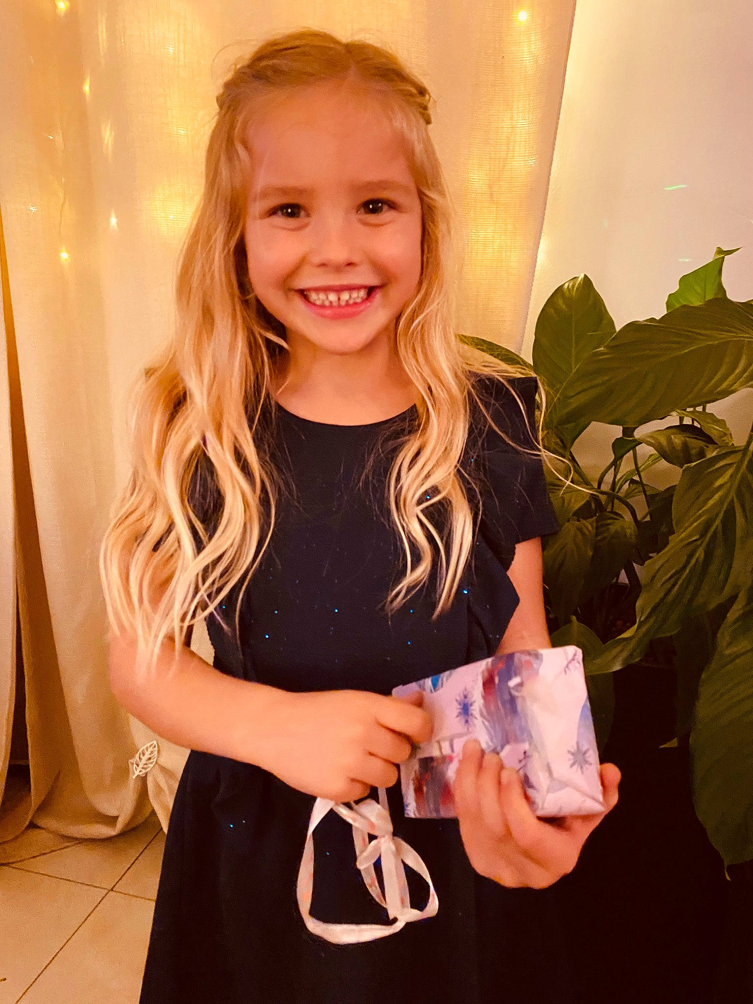 Alyssia a rejoint le concours — aidez-le/la à gagner de superbes lots ! bag, blond, curtain, day_dress, dress, electric_blue, event, fashion, fashion_accessory, hairstyle, happy, jewellery, joy, long_hair, luggage_and_bags, person, plant, shoulder, sleeve, smile