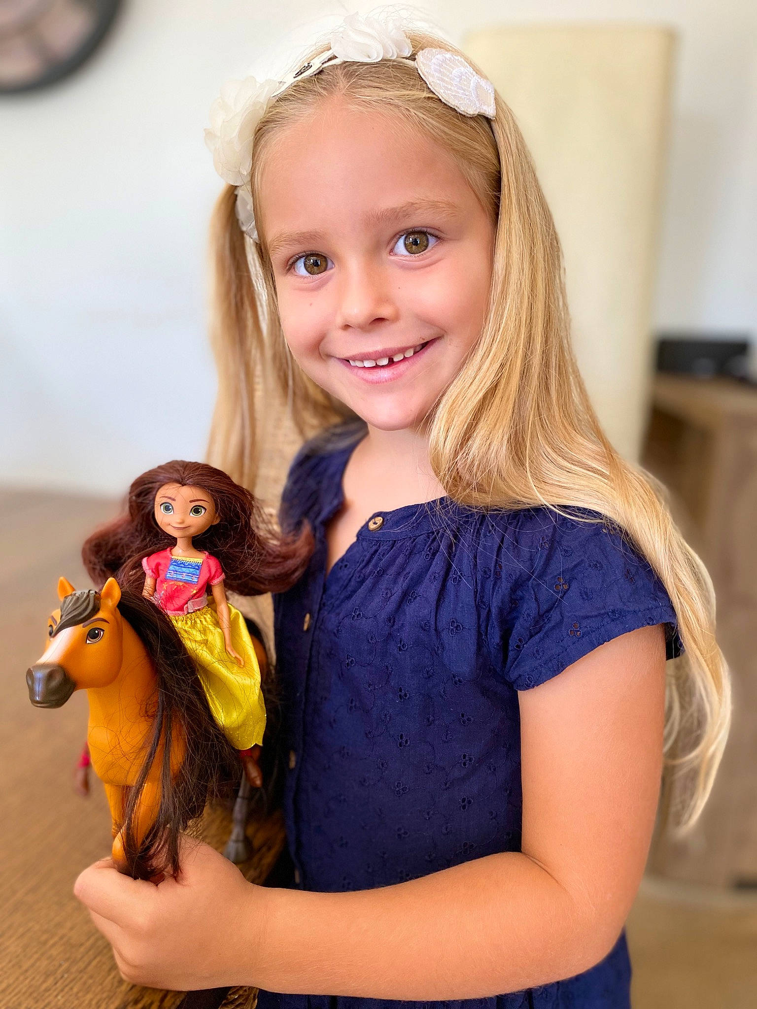 Alyssia participe au concours pour gagner de l'argent avec cette photo : beauty, blond, brown_hair, companion_dog, doll, eyelash, facial_expression, fashion_design, formal_wear, fun, hair, happy, iris, joy, long_hair, person, skin, smile, stuffed_toy, sunglasses