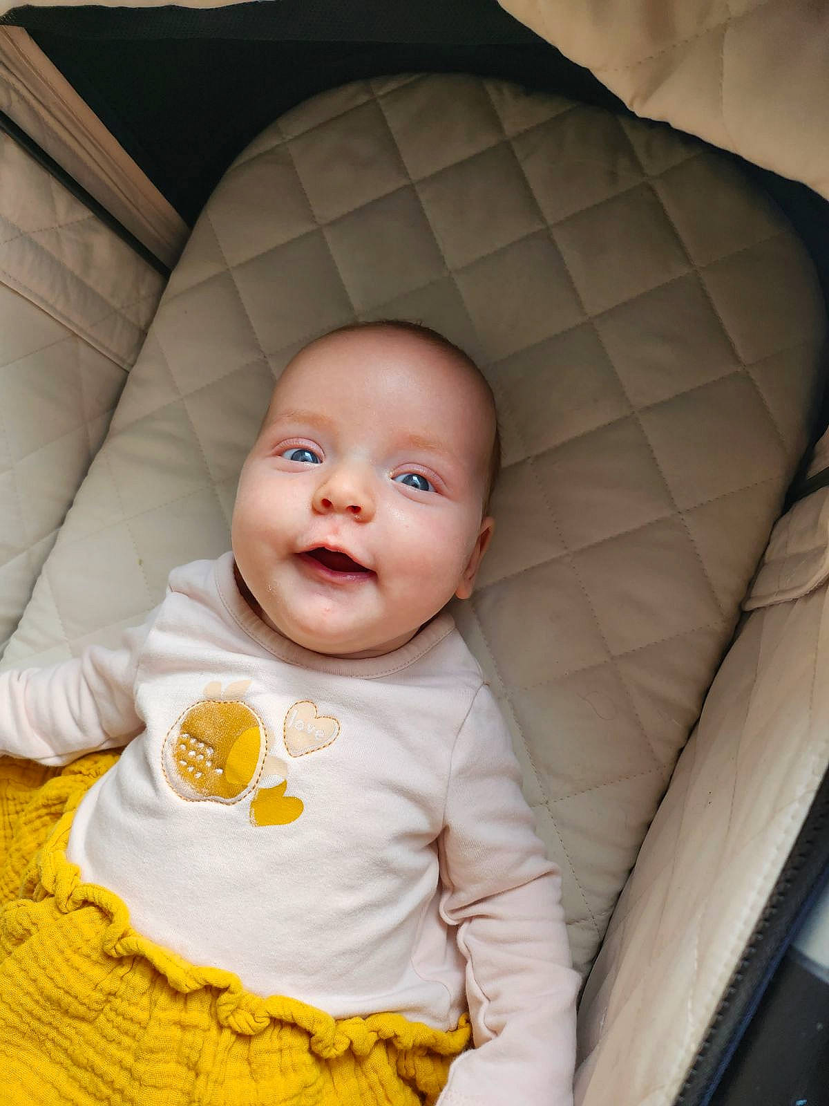 Jade participe au concours pour gagner de l'argent avec cette photo : baby, baby_products, baby_safety, baby_toddler_clothing, black, car_seat, child, comfort, flash_photography, fun, happy, nose, outerwear, person, sitting, skin, sleeve, smile, t_shirt, tints_and_shades