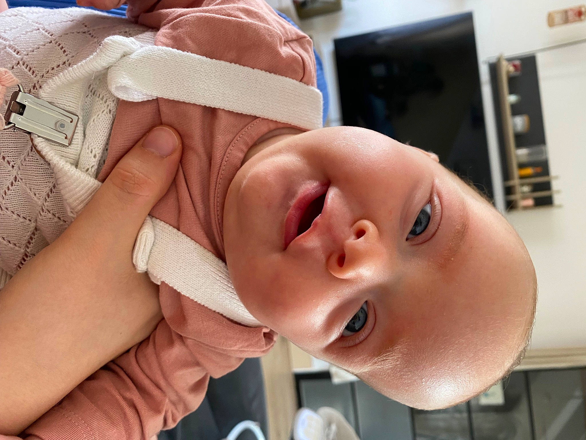 Jade a rejoint le concours — aidez-le/la à gagner de superbes lots ! baby, baby_toddler_clothing, cheek, child, comfort, ear, eyebrow, eyelash, gesture, happy, hat, headgear, lip, mouth, nail, neck, nose, person, skin, thumb