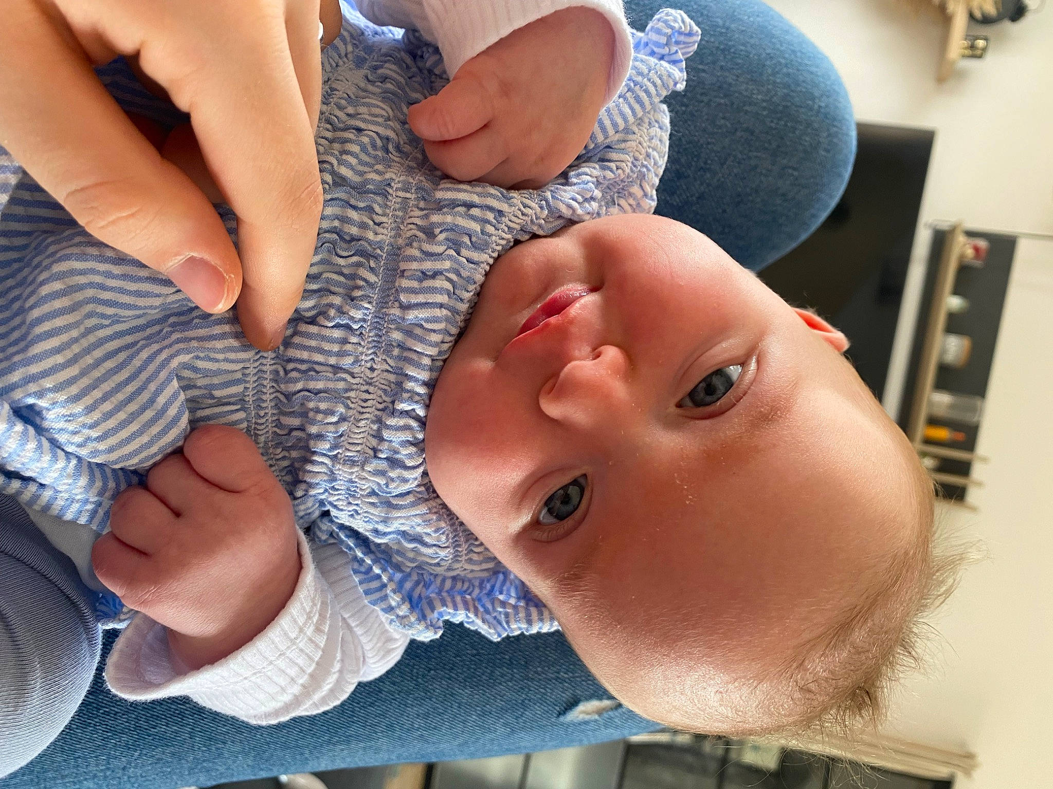 Jade a rejoint le concours — aidez-le/la à gagner de superbes lots ! baby, baby_toddler_clothing, cheek, close_up, eye, eyelash, finger, fun, gesture, happy, hat, headgear, lip, mouth, neck, nose, person, skin, smile, thumb