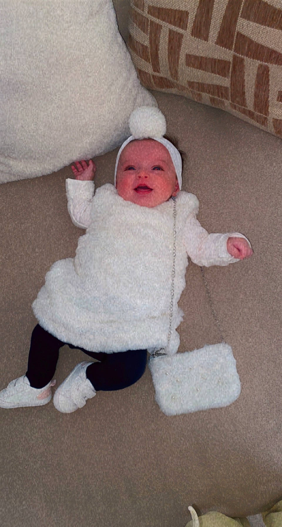 Canella a rejoint le concours — aidez-le/la à gagner de superbes lots ! baby, baby_toddler_clothing, cheek, child, comfort, face, flooring, foot, fur, hat, head, headgear, human_body, person, sitting, skin, sleeve, smile, toddler, wood