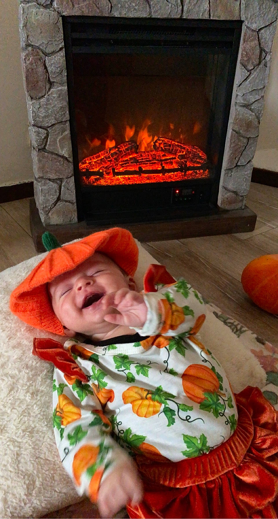 Canella participe au concours pour gagner de l'argent avec cette photo : baby, baby_toddler_clothing, calabaza, comfort, cucurbita, fire, fireplace, gas, gourd, headwear, hearth, heat, masonry_oven, orange, person, pumpkin, smile, stove, toddler, winter_squash