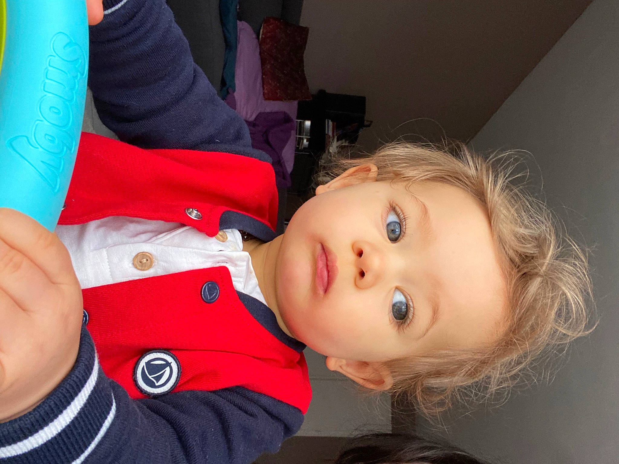 Malone a rejoint le concours — aidez-le/la à gagner de superbes lots ! baby, baby_toddler_clothing, carmine, cheek, child, eyelash, face, flash_photography, flooring, fun, happy, person, portrait_photography, sitting, thumb, toddler, wood