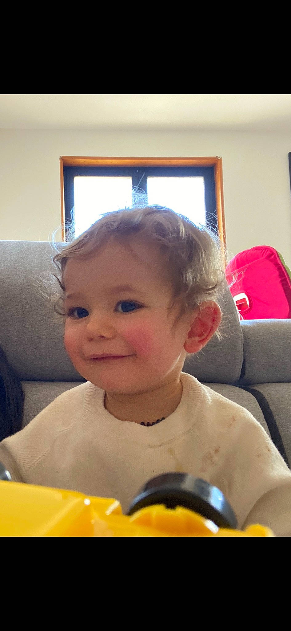 Malone a rejoint le concours — aidez-le/la à gagner de superbes lots ! baby, cheek, child, comfort, couch, face, facial_expression, finger, fun, hairstyle, happy, head, iris, joy, mouth, nose, person, sitting, skin, smile