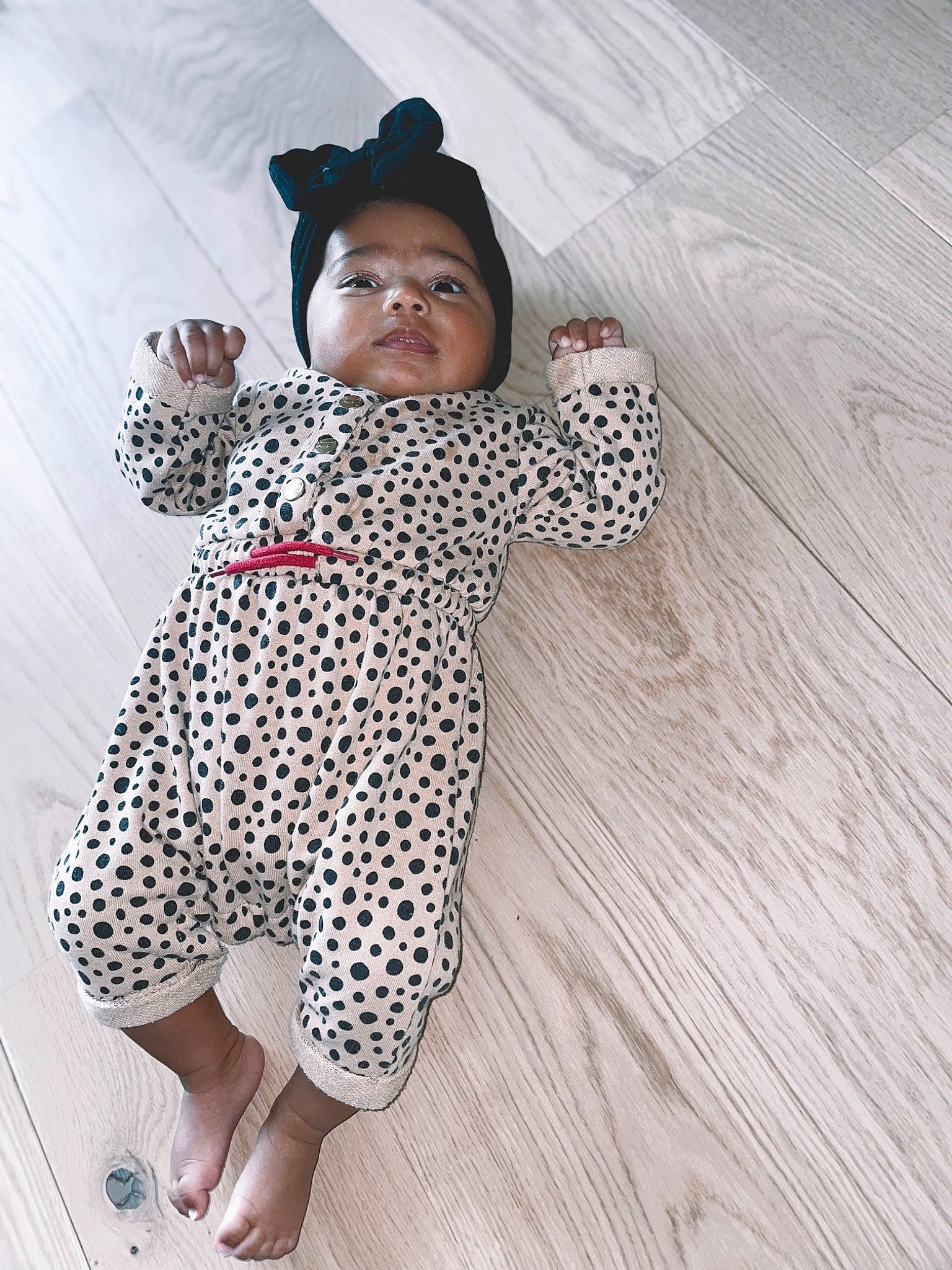 Ariana a rejoint le concours — aidez-le/la à gagner de superbes lots ! baby, baby_toddler_clothing, comfort, day_dress, dress, eyewear, floor, flooring, human_body, human_leg, knee, linens, one_piece_garment, pattern, person, skin, sleeve, thigh, toddler, waist