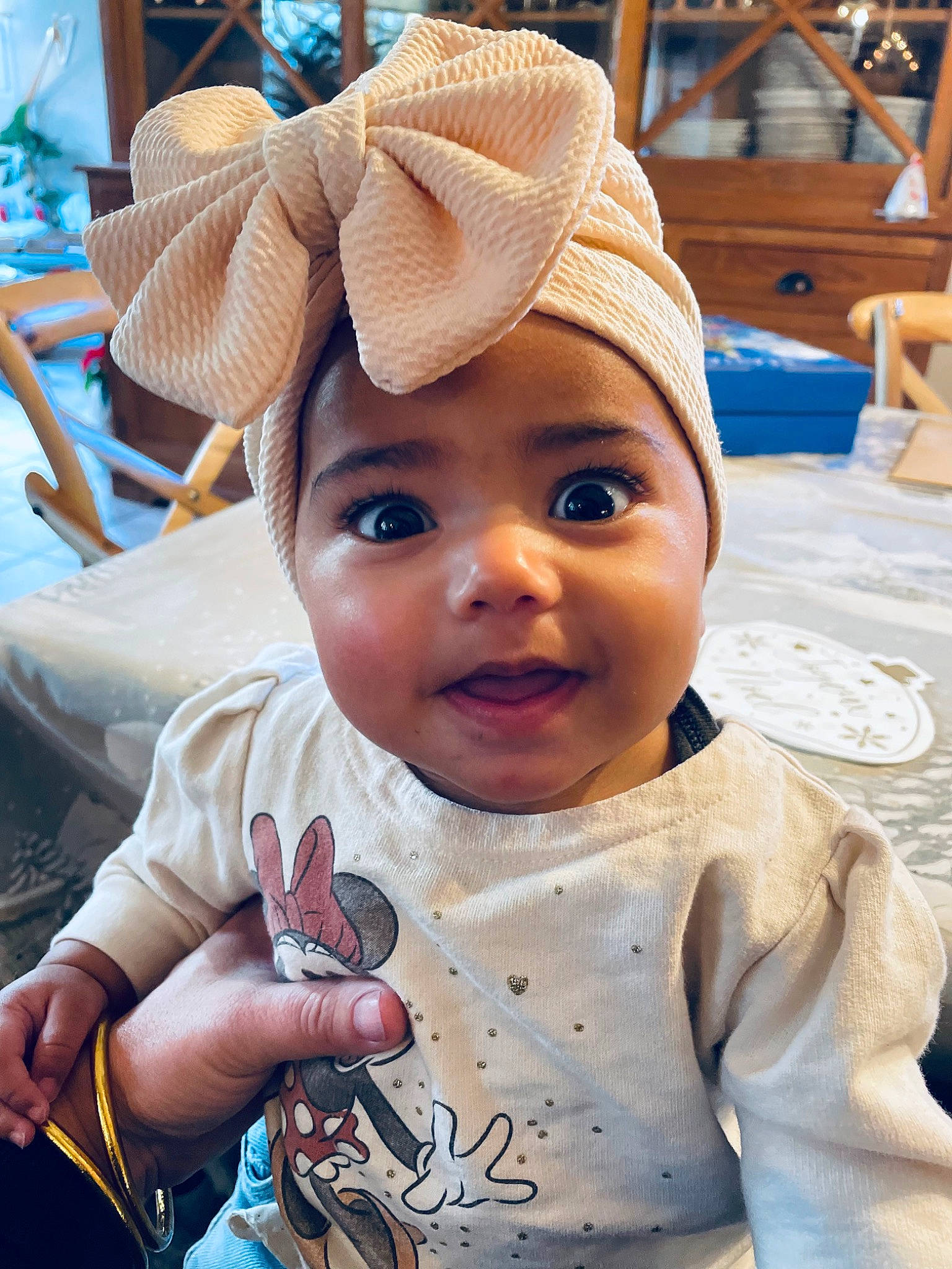 Ariana a rejoint le concours — aidez-le/la à gagner de superbes lots ! blue, cheek, eye, eyebrow, eyelash, facial_expression, finger, forehead, gesture, happy, head, headwear, human, lip, mouth, nose, organ, person, skin, sleeve