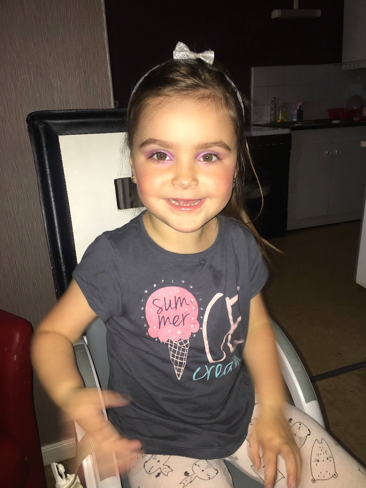 Victoire participe au concours pour gagner de l'argent avec cette photo : arm, cheek, child, cool, ear, forehead, fun, hairstyle, joy, leg, person, shoulder, sitting, smile, t_shirt, toddler, top