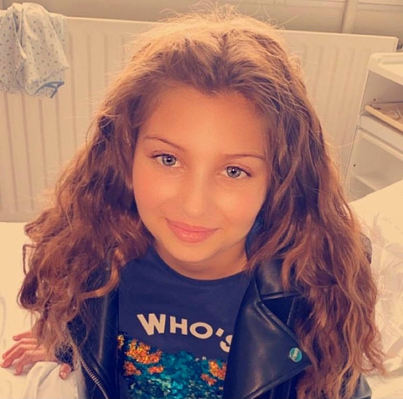 Mickaella participe au concours pour gagner de l'argent avec cette photo : cheek, chin, ear, eye, eyebrow, eyelash, forehead, head, human_body, iris, jaw, joy, lip, mouth, neck, nose, organ, person, shoulder, skin