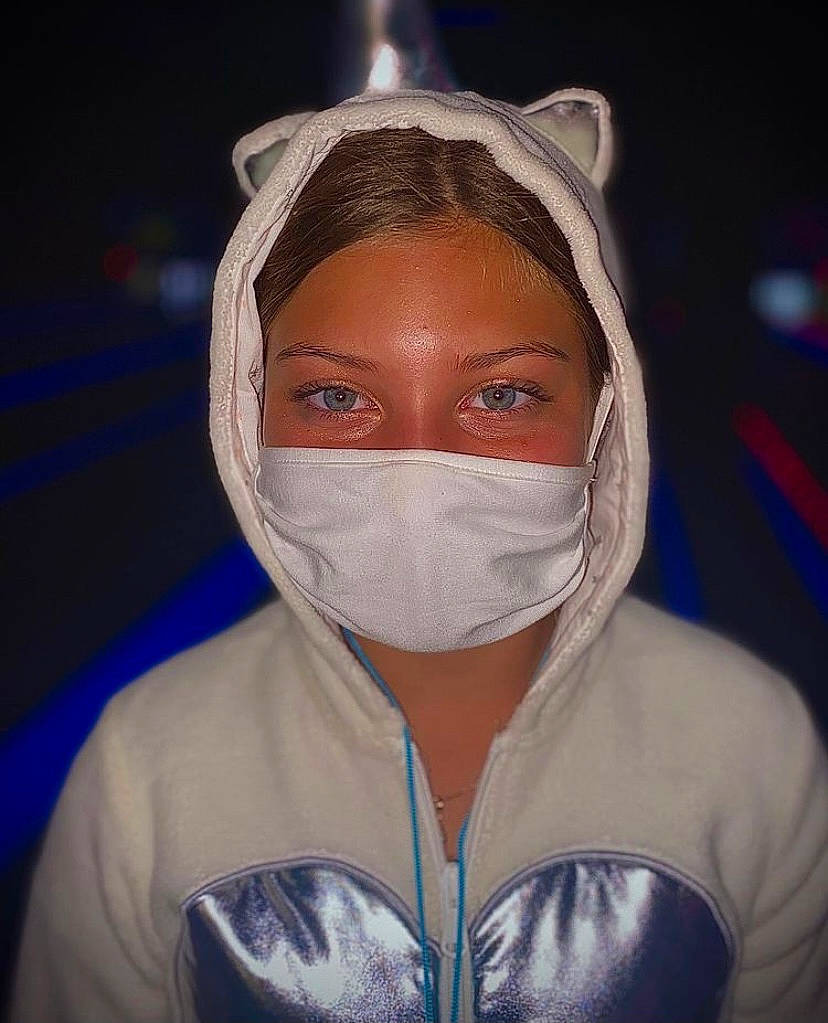 Mickaella participe au concours pour gagner de l'argent avec cette photo : bandana, cool, cosplay, costume, electric_blue, eye, eyebrow, eyewear, fashion_accessory, fictional_character, flash_photography, fun, hoodie, mouth, outerwear, person, personal_protective_equipment, sleeve, wrinkle