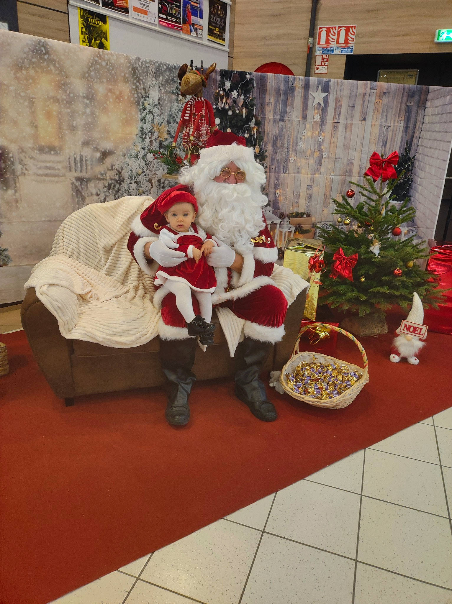 Salomé participe au concours pour gagner de l'argent avec cette photo : beard, christmas, christmas_decoration, christmas_eve, christmas_ornament, christmas_tree, event, flooring, fur, hat, headwear, holiday, holiday_ornament, home, interior_design, lap, person, room, santa_claus, toy