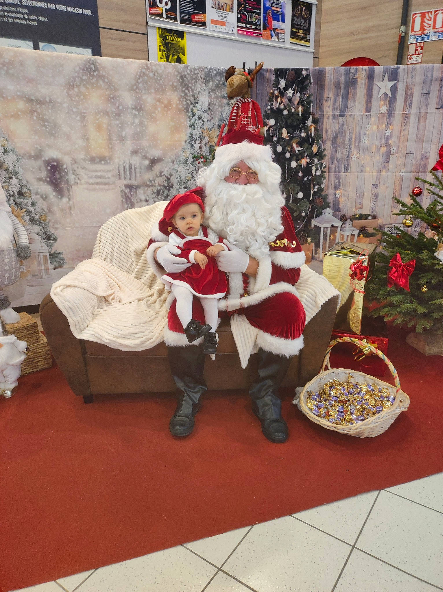 Salomé a rejoint le concours — aidez-le/la à gagner de superbes lots ! beard, boot, christmas, christmas_decoration, christmas_eve, christmas_ornament, event, fictional_character, flooring, fur, hat, headwear, holiday, interior_design, lap, person, room, santa_claus, toy, window