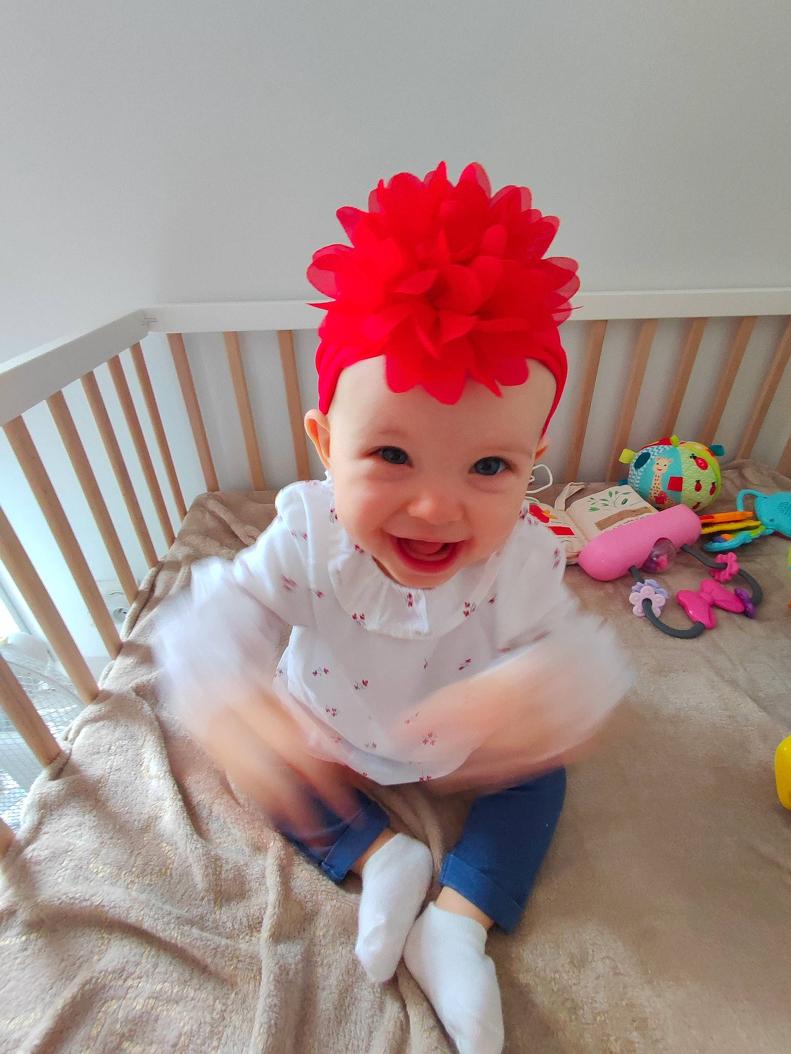 Salomé a rejoint le concours — aidez-le/la à gagner de superbes lots ! baby, baby_products, baby_toddler_clothing, child, comfort, costume_hat, fashion_accessory, fun, happy, hat, headband, headpiece, headwear, joy, magenta, peach, person, pink, sitting, sleeve