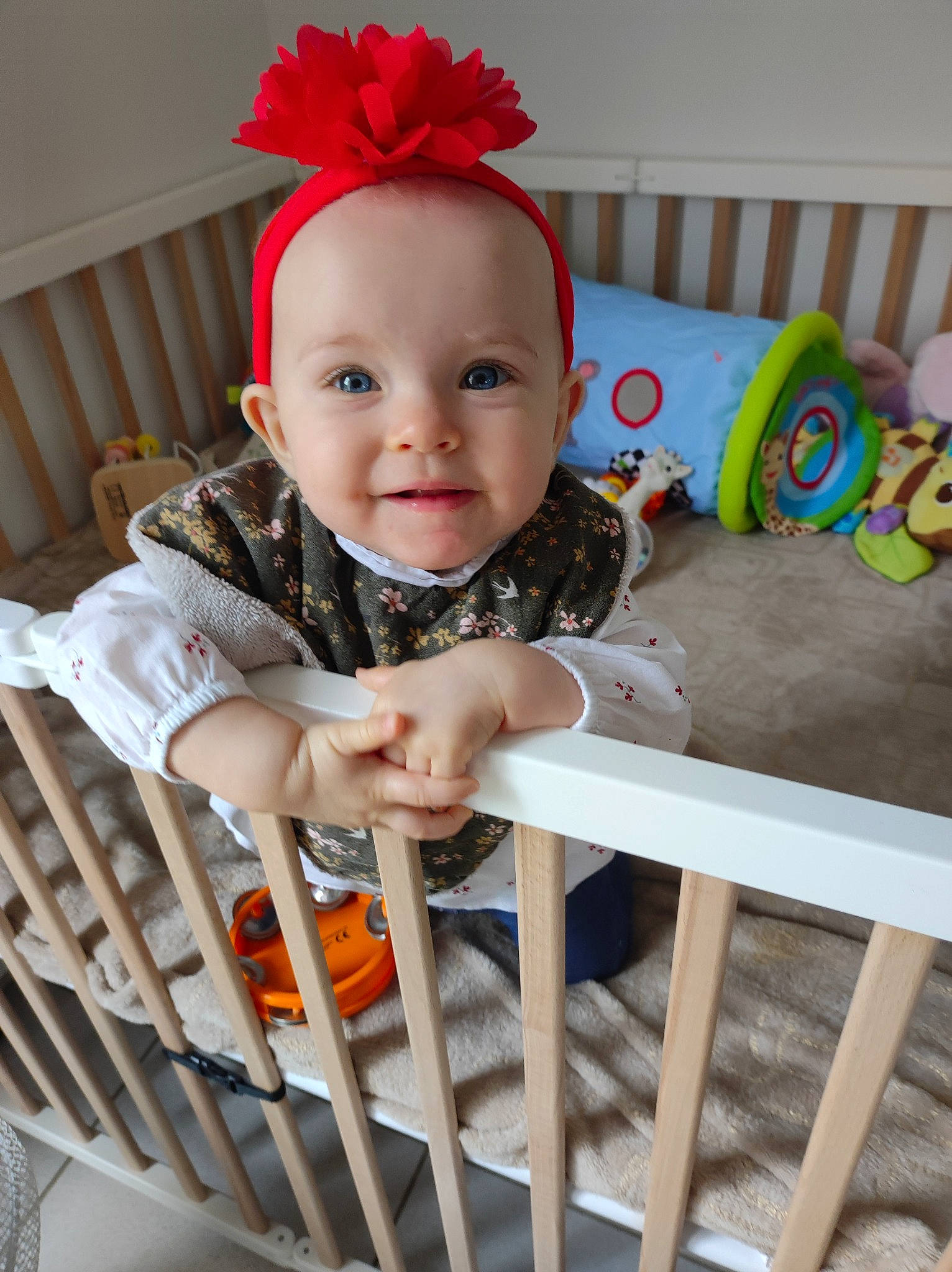 Salomé a rejoint le concours — aidez-le/la à gagner de superbes lots ! baby, baby_safety, baby_toddler_clothing, child, comfort, cradle, facial_expression, fun, happy, headband, human_body, infant_bed, joy, nursery, outerwear, person, product, skin, sleeve, smile