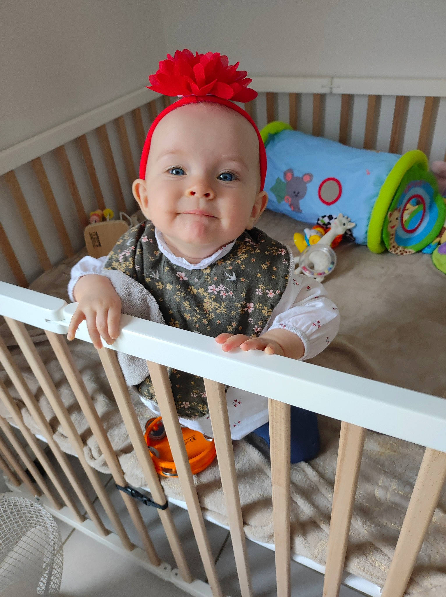 Salomé a rejoint le concours — aidez-le/la à gagner de superbes lots ! baby, baby_products, baby_safety, baby_toddler_clothing, child, comfort, cradle, eye, happy, infant_bed, linens, nursery, person, room, sitting, skin, sleeve, smile, toddler, white