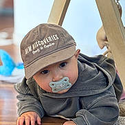 Kai a rejoint le concours — aidez-le/la à gagner de superbes lots ! baby, infant, pacifier, cap, hat, hoodie, wooden_floor, crawling, hands, face, eyes, cheeks, play_frame, toy, playmat, indoor, portrait, closeup, cozy, adorable