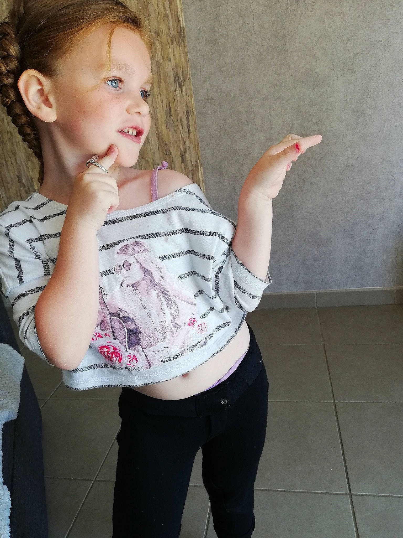 Shelsy a rejoint le concours — aidez-le/la à gagner de superbes lots ! arm, baby, beauty, cheek, child, ear, eye, face, finger, fun, head, lip, nose, organ, person, photography, pink, skin, smile, standing