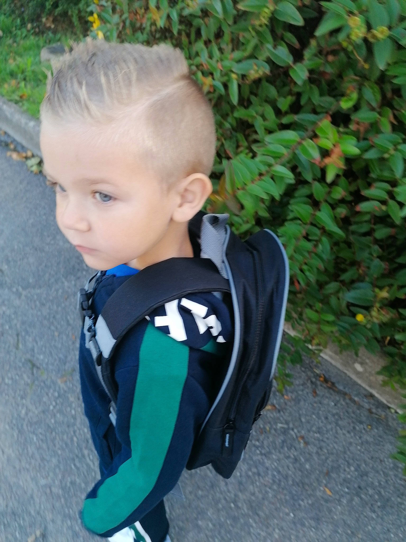 Reyven a rejoint le concours — aidez-le/la à gagner de superbes lots ! baby, baby_products, blond, child, cool, grass, green, hair, hairstyle, head, jacket, leaf, outerwear, person, personal_protective_equipment, plant, product, toddler, vacation