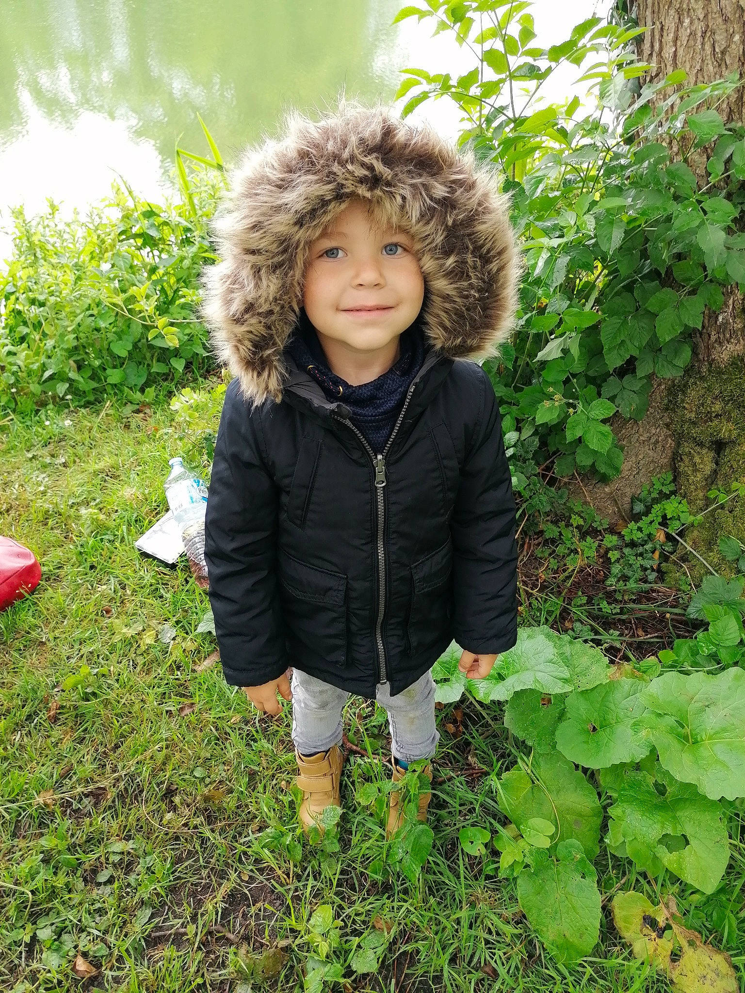 Reyven a rejoint le concours — aidez-le/la à gagner de superbes lots ! adaptation, botany, child, child_model, garden, grass, hair, hairstyle, headwear, jacket, joy, leaf, long_hair, outerwear, person, plant, smile, soil
