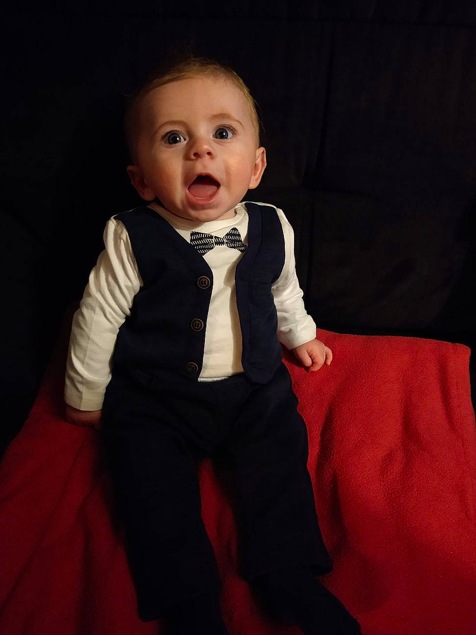Jules a rejoint le concours — aidez-le/la à gagner de superbes lots ! arm, baby, baby_toddler_clothing, cheek, child, collar, comfort, darkness, dress_shirt, facial_expression, flash_photography, flooring, formal_wear, jacket, pattern, person, sitting, skin, sleeve, surprise