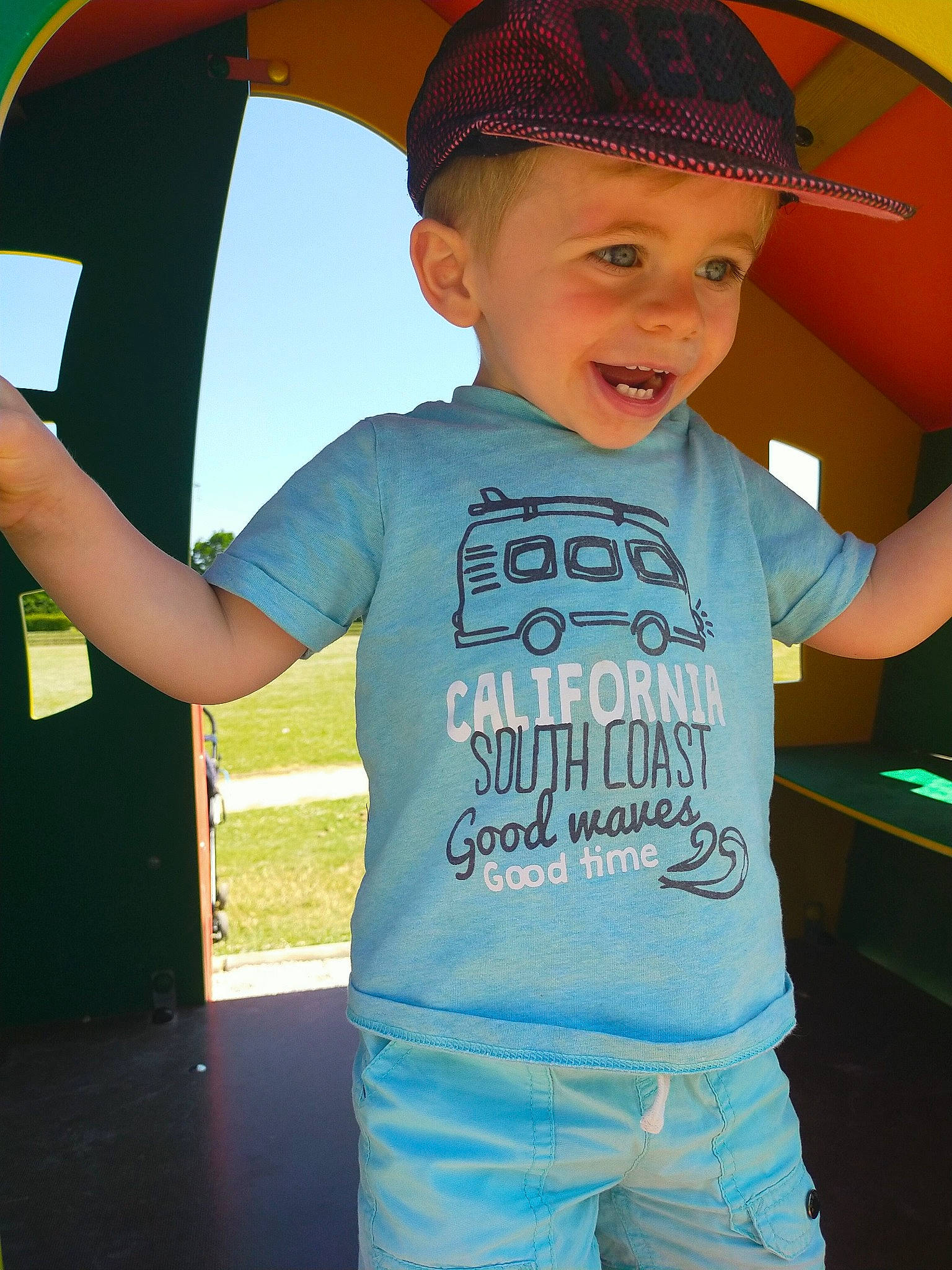 Jules participe au concours pour gagner de l'argent avec cette photo : baseball_cap, cap, child, cool, electric_blue, facial_expression, fashion_accessory, fun, gesture, happy, hat, headgear, headwear, leisure, person, personal_protective_equipment, recreation, sky, sleeve, smile