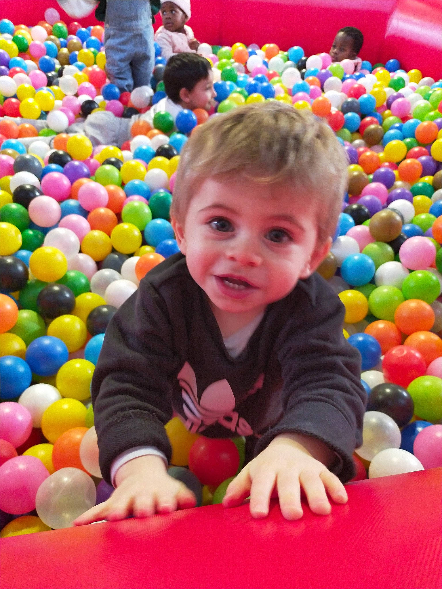 Jules a rejoint le concours — aidez-le/la à gagner de superbes lots ! baby, ball, ball_pit, child, clothing, event, facial_expression, fun, happy, headwear, leisure, person, photograph, play, playground, product, recreation, smile, snapshot, toddler