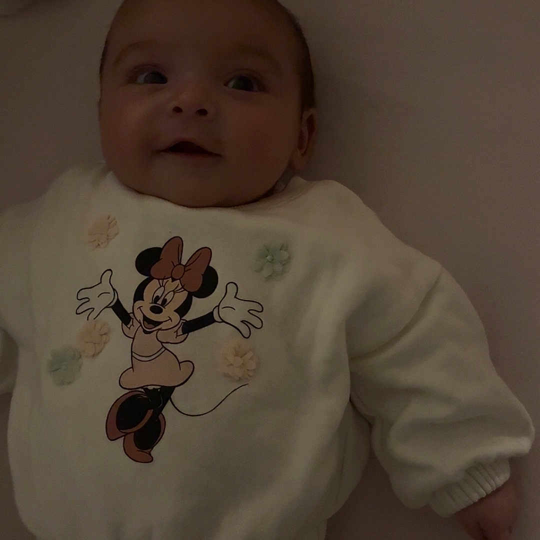 Ceylan participe au concours pour gagner de l'argent avec cette photo : adorable, baby, cartoon_character, child, clothing, crib, cute, face, hand, infant, lying_down, mattress, minnie_mouse, onesie, pajamas, plush_toy, portrait, smiling, soft_lighting, stuffed_animal