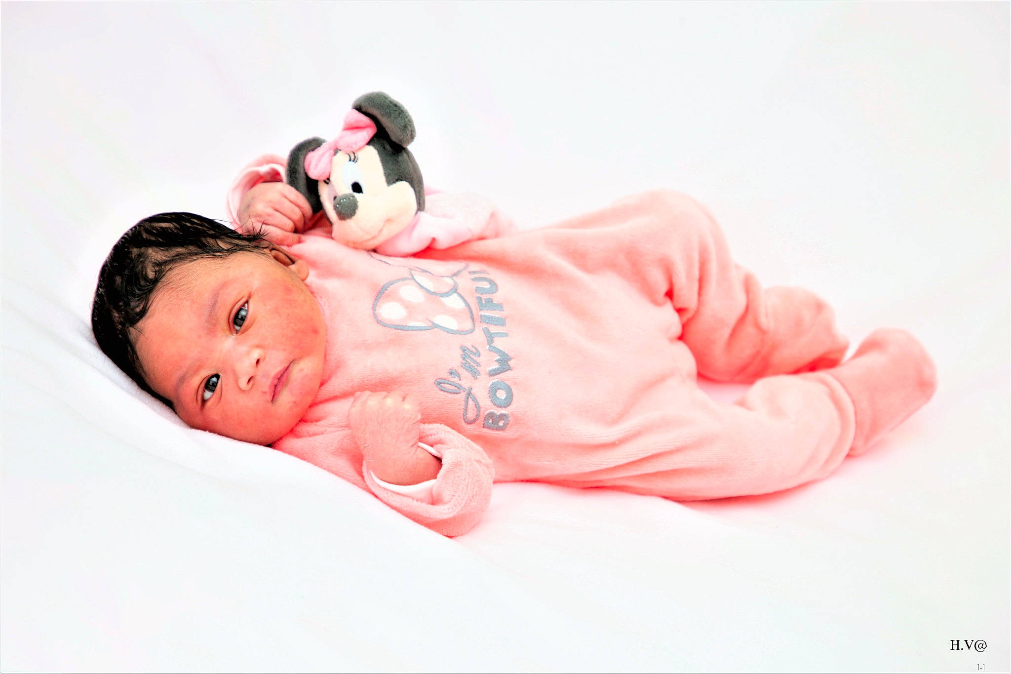 Jaeloa participe au concours pour gagner de l'argent avec cette photo : baby, baby_toddler_clothing, carmine, child, comfort, costume_hat, flash_photography, font, fun, fur, happy, hat, linens, person, photo_shoot, portrait_photography, sitting, sleeve, stuffed_toy, toddler