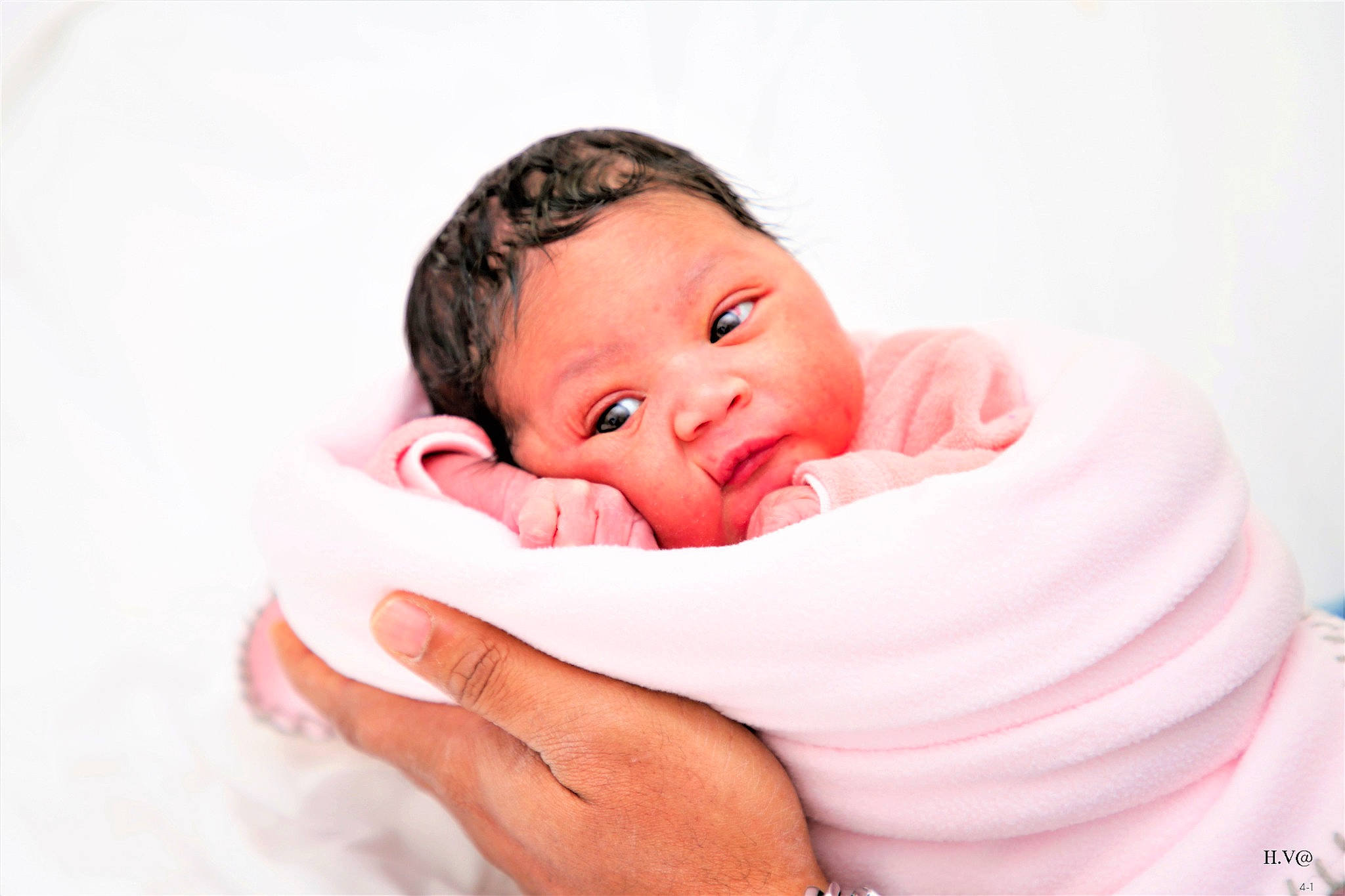 Jaeloa a rejoint le concours — aidez-le/la à gagner de superbes lots ! baby, baby_products, baby_sleeping, baby_toddler_clothing, bedding, bedtime, cheek, child, comfort, eye, eyebrow, flash_photography, gesture, happy, head, linens, lip, nose, person, skin